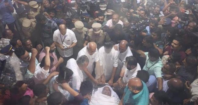 വി.​എ​സ് അ​വ​സാ​ന​മാ​യി എ​കെ​ജി സെ​ന്‍റ​റി​ലെ​ത്തി; മു​ഖ്യ​മ​ന്ത്രി​യും എം.​എ.​ബേ​ബി​യും മൃ​ത​ദേ​ഹം ഏ​റ്റു​വാ​ങ്ങി